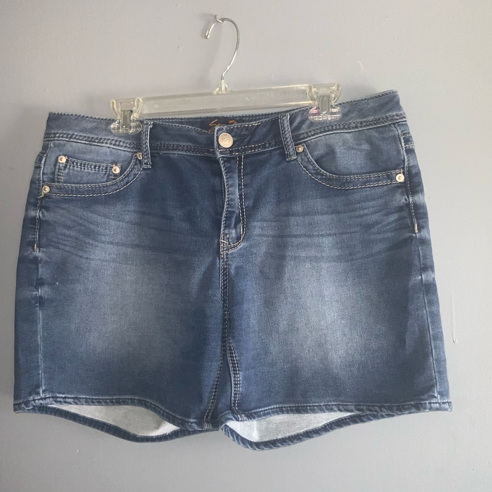 Seven7 Blue Faded Denim Mid Rise Straight Hem Shorts Size 14 - Picture 2 of 10